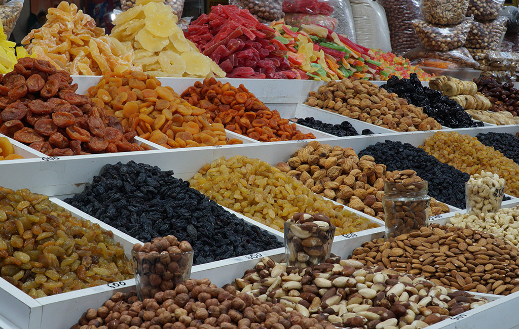 Сухофрукты-и-орехи-на-дагестанском-рынке.jpeg